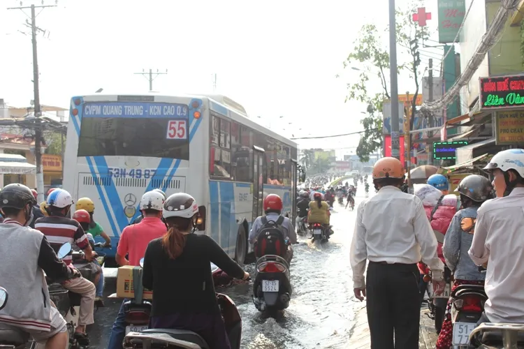 Người Sài Gòn 'gồng mình' sau cơn mưa lớn ảnh 4