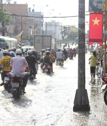 Người Sài Gòn 'gồng mình' sau cơn mưa lớn ảnh 5
