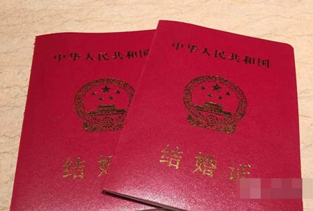 Huỳnh Hiểu Minh hạnh phúc khoe giấy chứng nhận kết hôn của anh và nữ diễn viên Angelababy.