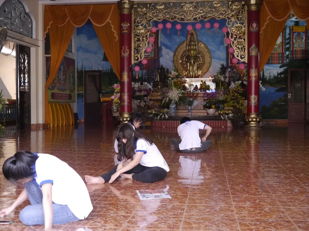 Thành phố rực rỡ màu sắc giữa mùa lễ Phật Đản ảnh 9