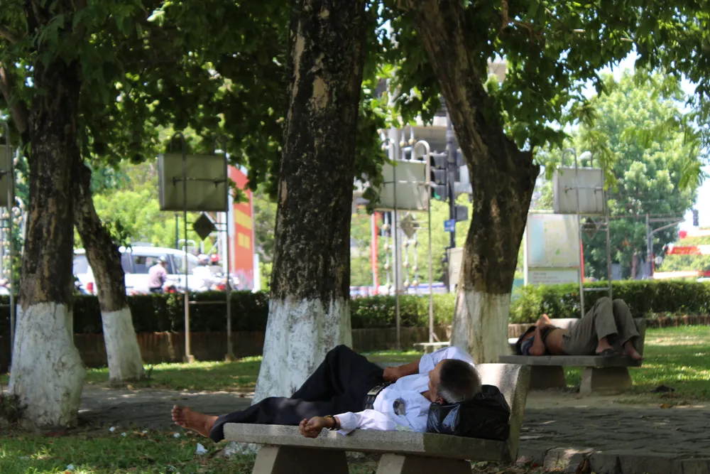 Người dân đổ xô ra sông Hương để tránh nắng ảnh 2