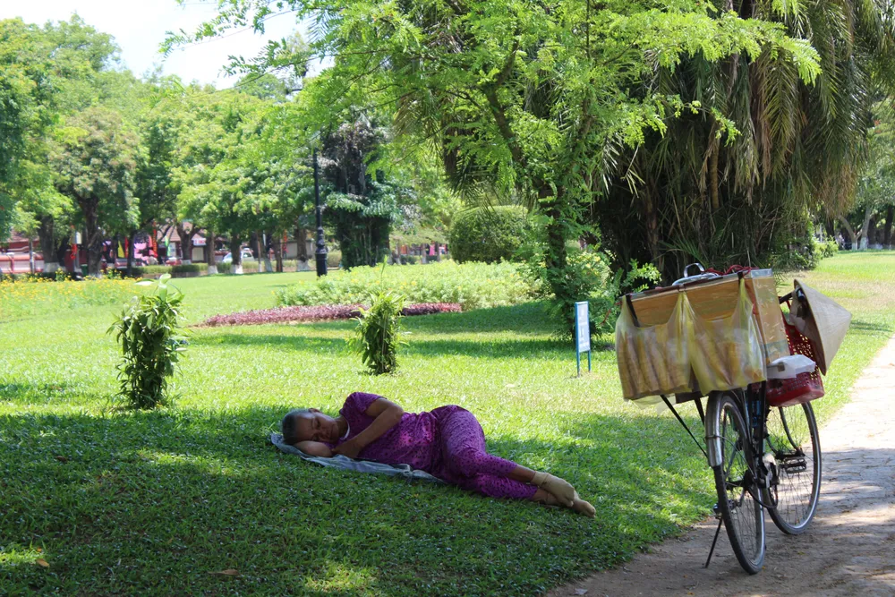 Người dân đổ xô ra sông Hương để tránh nắng ảnh 7