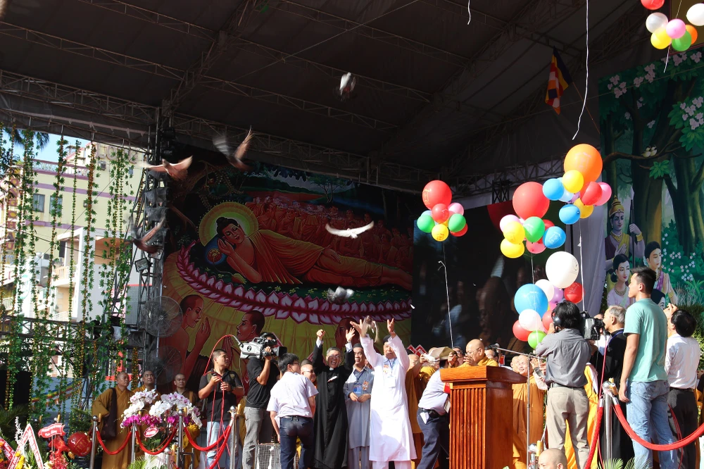 TP.HCM, Huế người dân đón mừng lễ Phật đản ảnh 11