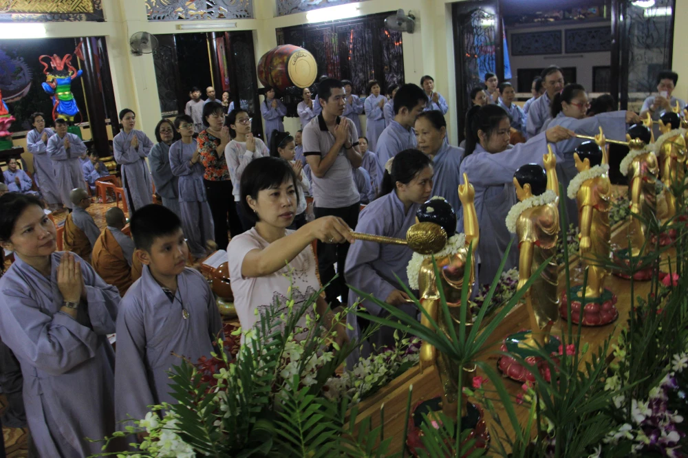TP.HCM, Huế người dân đón mừng lễ Phật đản ảnh 12