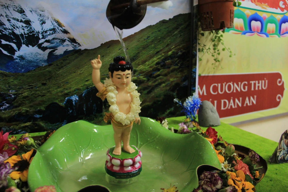 TP.HCM, Huế người dân đón mừng lễ Phật đản ảnh 13