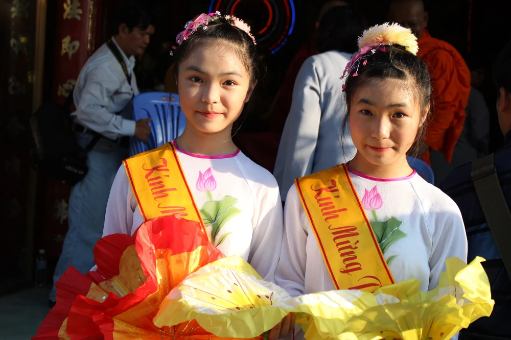 TP.HCM, Huế người dân đón mừng lễ Phật đản ảnh 14