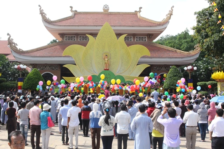 TP.HCM, Huế người dân đón mừng lễ Phật đản ảnh 19