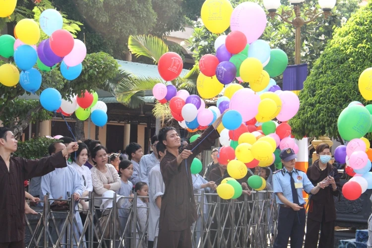 TP.HCM, Huế người dân đón mừng lễ Phật đản ảnh 20