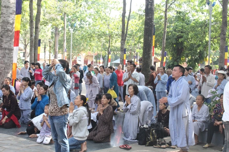 TP.HCM, Huế người dân đón mừng lễ Phật đản ảnh 17