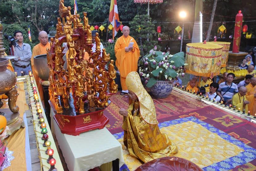 TP.HCM, Huế người dân đón mừng lễ Phật đản ảnh 22