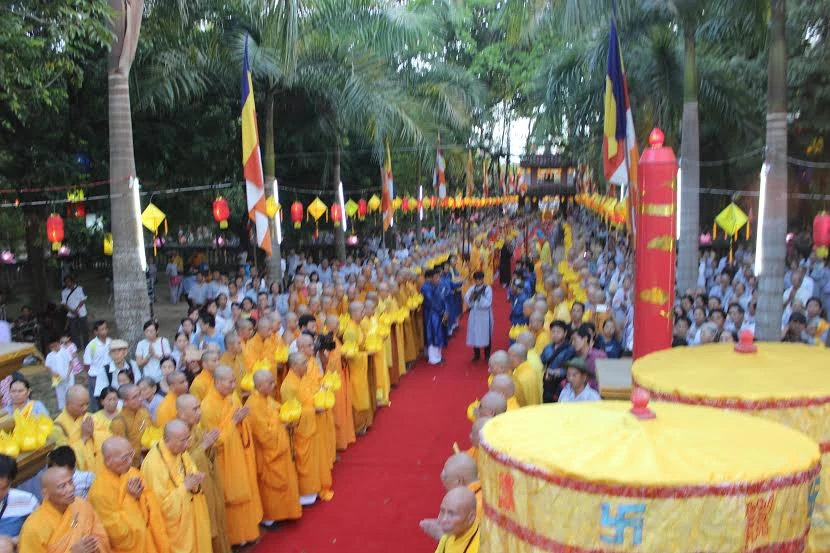 TP.HCM, Huế người dân đón mừng lễ Phật đản ảnh 23