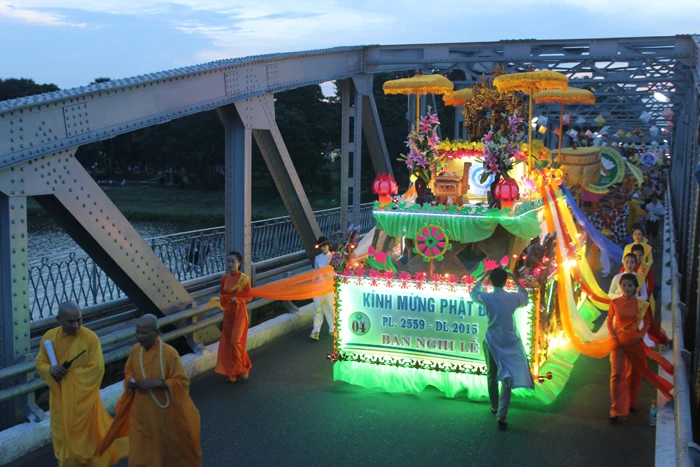 TP.HCM, Huế người dân đón mừng lễ Phật đản ảnh 27