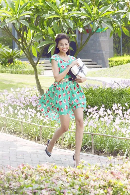 Thanh Hằng, chân dài, gợi cảm, ca sĩ ngực khủng,