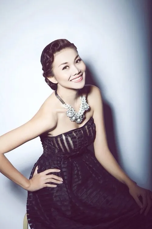 Thanh Hằng, chân dài, gợi cảm, ca sĩ ngực khủng,