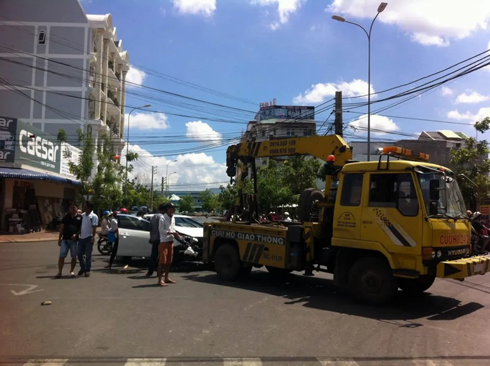 Xe tập lái tông nát đầu xe bốn chỗ ảnh 3