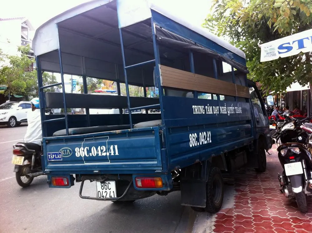 Xe tập lái tông nát đầu xe bốn chỗ ảnh 4