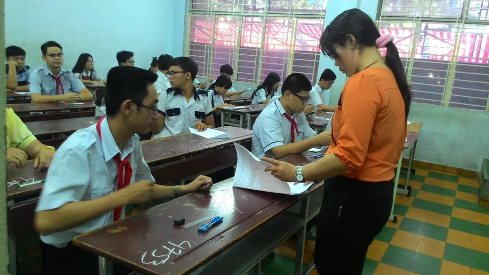 Sáng nay, hàng chục ngàn học sinh TP.HCM và Hà Nội 'chạy đua' vào lớp 10 ảnh 1