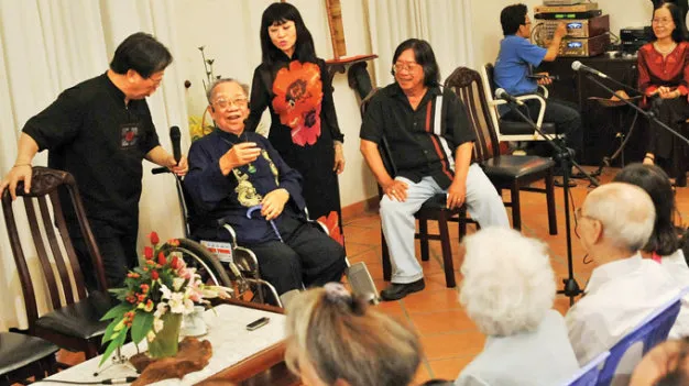 Buổi sinh hoạt âm nhạc định kỳ tại nhà giáo sư Trần Văn Khê - Ảnh: Nguyễn Á