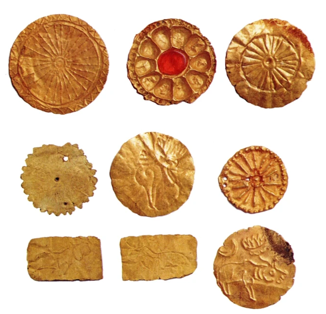 Những hiện vật khai quật được là đồ trang trí, thờ cúng… của cư dân Phù Nam bằng vàng được chạm khắc, dập nổi hết sức tinh xảo. Ảnh: Đức Vịnh chụp lại