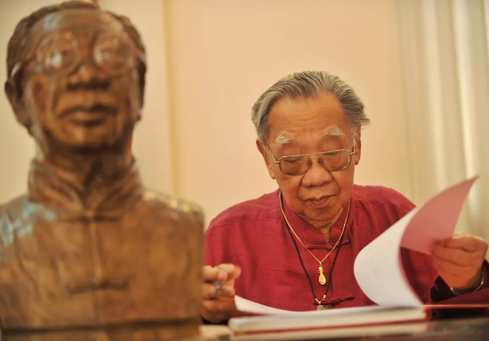 GS đang nghiên cứu âm nhạc tại nhà riêng - Ảnh: Nguyễn Á