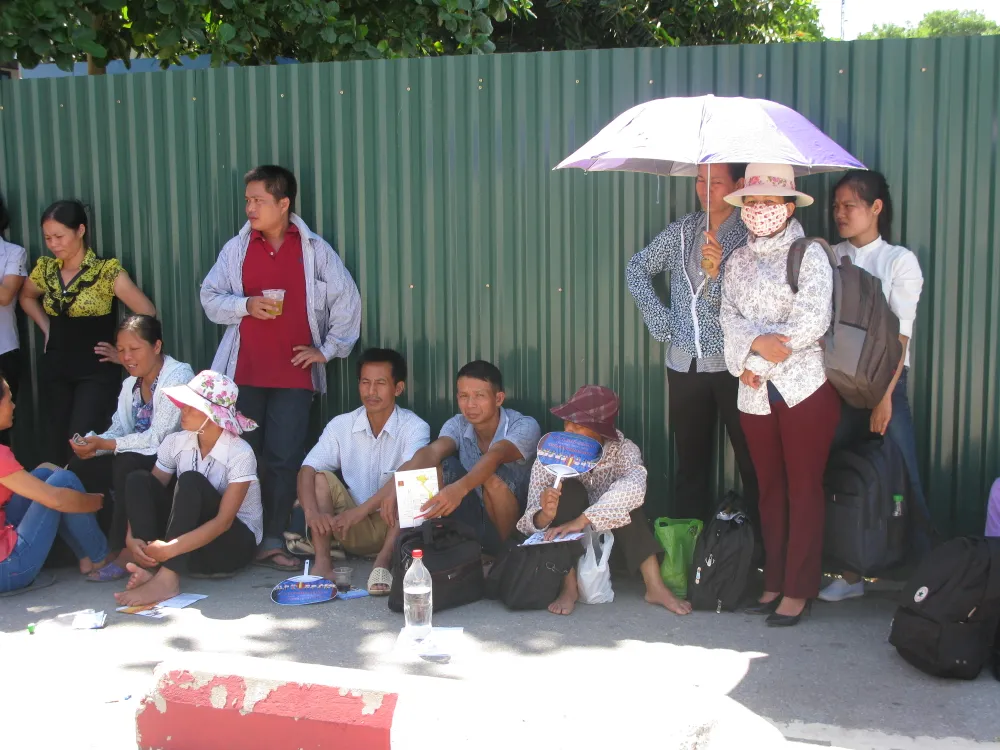 Đưa con đi thi, phụ huynh chật vật tìm chỗ trốn cái nắng 40 độ ảnh 12