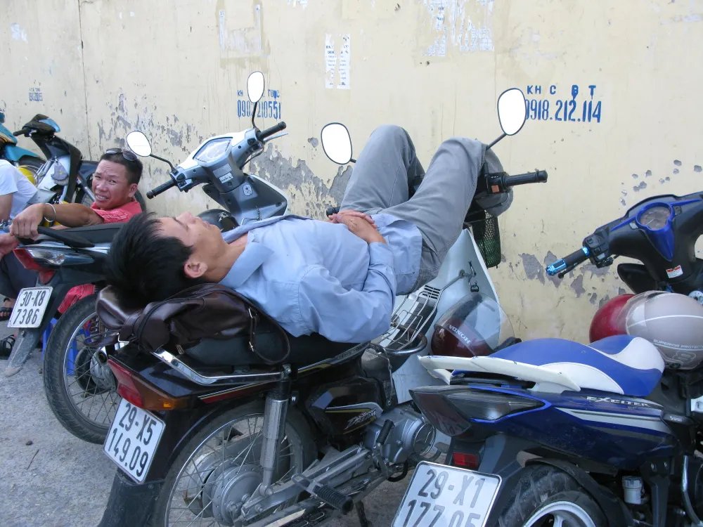 Đưa con đi thi, phụ huynh chật vật tìm chỗ trốn cái nắng 40 độ ảnh 14