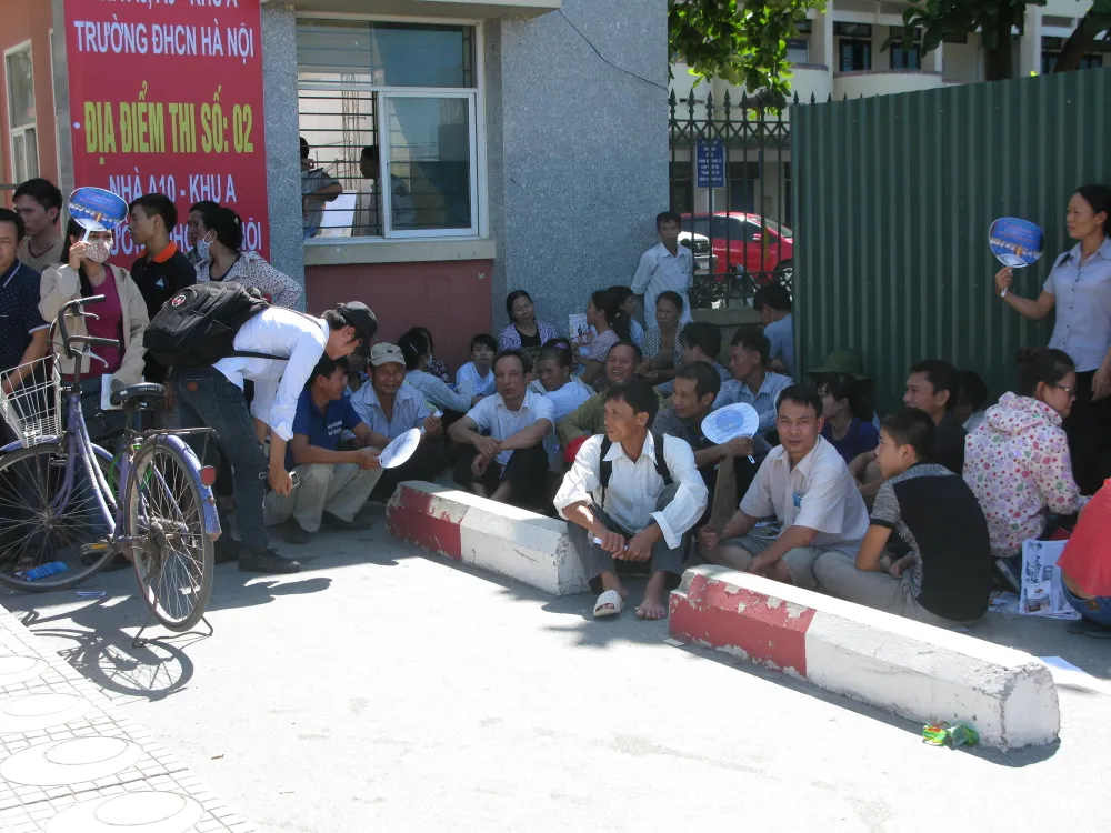 Đưa con đi thi, phụ huynh chật vật tìm chỗ trốn cái nắng 40 độ ảnh 15