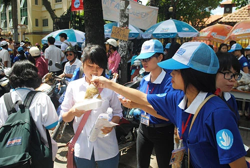 Ngày thi đầu tiên: Sĩ tử được chăm sóc đến... 'tận răng' ảnh 6 Ngày thi đầu tiên: Sĩ tử được chăm sóc đến... 'tận răng' ảnh 6