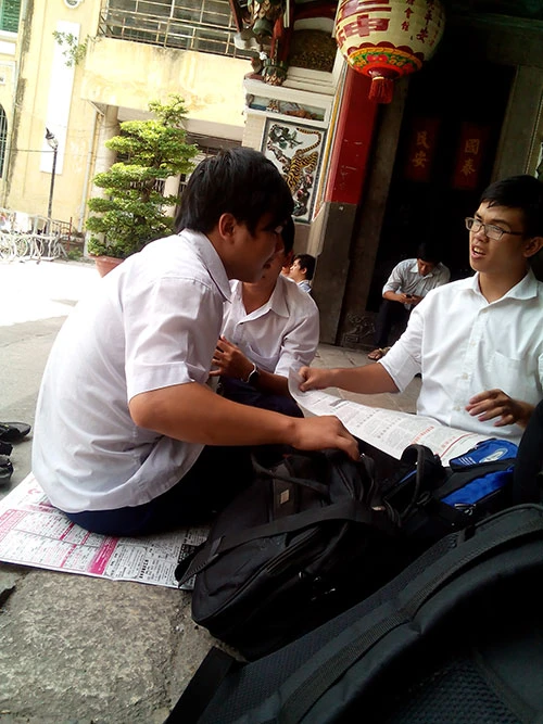 Ngày thi đầu tiên: Sĩ tử được chăm sóc đến... 'tận răng' ảnh 9 Ngày thi đầu tiên: Sĩ tử được chăm sóc đến... 'tận răng' ảnh 9