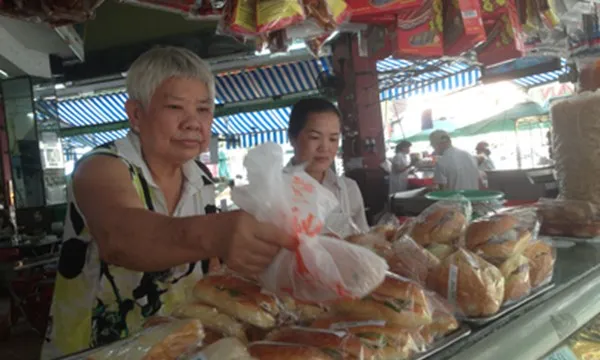 70 tuổi, bà Dậu - chủ tiệm bánh Như Lan - vẫn bình thản giữa những tin đồn