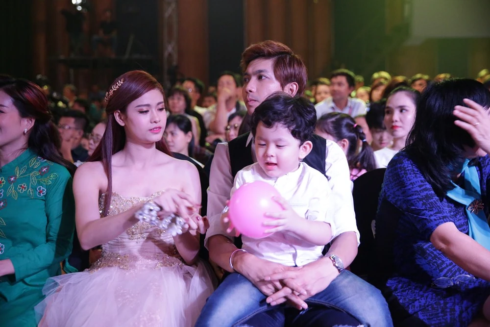 Trương Quỳnh Anh cùng Tim và con trai
