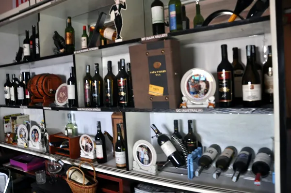 Tủ rượu pha chế coctail Việt Nam của ông Ra