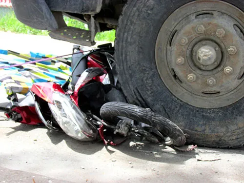 Xe tải cán nát xe máy, một phụ nữ tử vong ảnh 3
