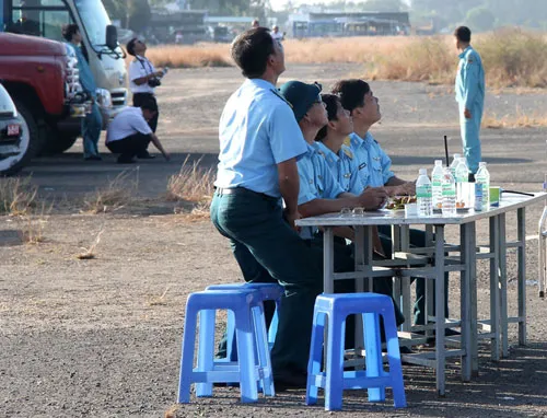 Chùm ảnh phi công khổ luyện cho giây phút bung dù ảnh 14 Chùm ảnh phi công khổ luyện cho giây phút bung dù ảnh 14