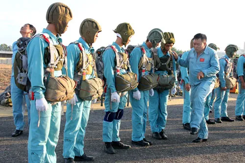 Chùm ảnh phi công khổ luyện cho giây phút bung dù ảnh 4 Chùm ảnh phi công khổ luyện cho giây phút bung dù ảnh 4