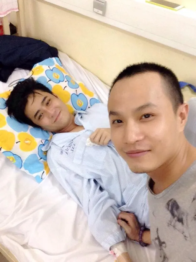 Bạn thân chia sẻ hình ảnh thăm Quang Minh ở bệnh viện. MC 27 tuổi hôn mê sâu vì suy thận