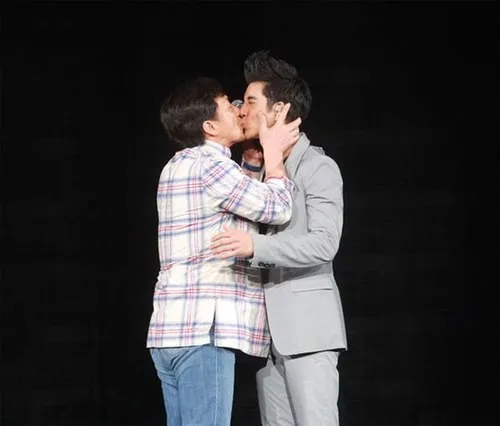 4. Hôn đồng tính trên sân khấu:Thành Long từng khóa môi Vương Lực Hoành ngay trên sân khấu. 5. Hôn đồng tính trên sân khấu: Thành Long từng khóa môi Vương Lực Hoành ngay trên sân khấu.