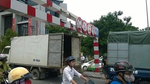 Xe tải bị khung sắt 'giữ lại' hàng giờ trên cầu vượt ảnh 5