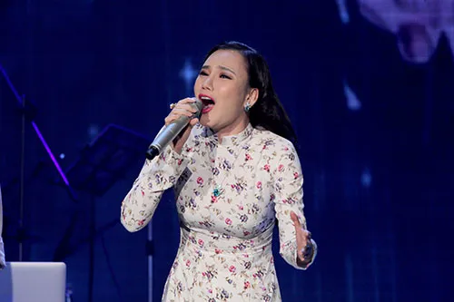 Hồ Quỳnh Hương nghẹn ngào hát tưởng nhớ nhạc sĩ An Thuyên ảnh 2 Hồ Quỳnh Hương nghẹn ngào hát tưởng nhớ nhạc sĩ An Thuyên ảnh 2