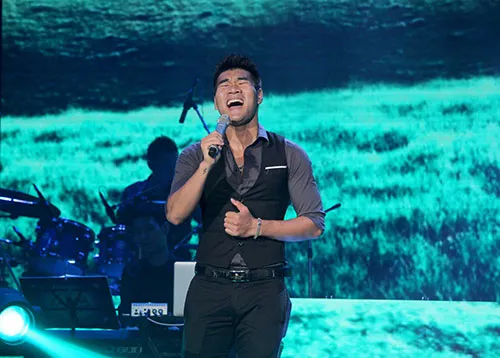 Hồ Quỳnh Hương nghẹn ngào hát tưởng nhớ nhạc sĩ An Thuyên ảnh 4 Hồ Quỳnh Hương nghẹn ngào hát tưởng nhớ nhạc sĩ An Thuyên ảnh 4