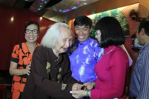 Nhạc sư Vĩnh Bảo đờn xuất thần trong đêm mừng thọ 98 tuổi ảnh 12