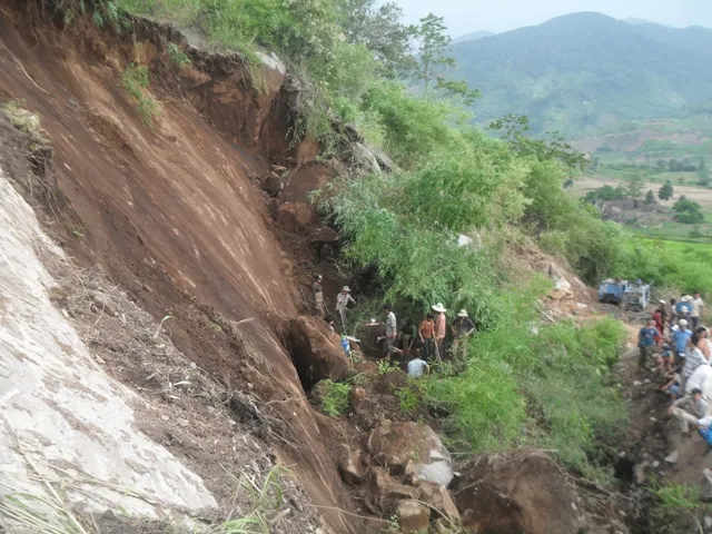 Lở đất làm sập đá, 4 công nhân bị thương vong ảnh 1
