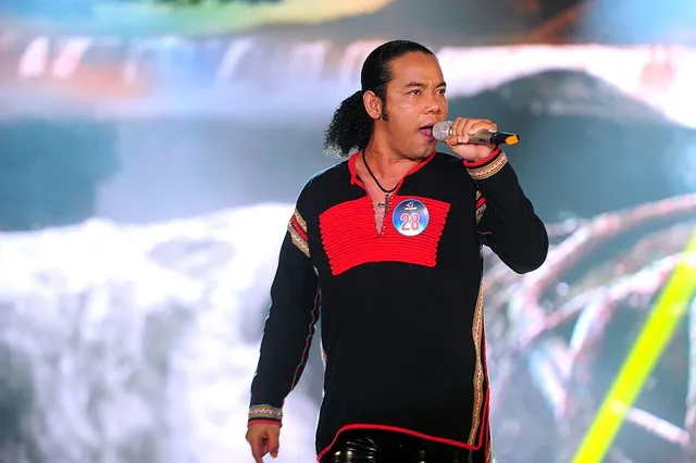 Thí sinh đến từ Đắk Lắk Y Jalin A Yun trình diễn ca khúc “Ơi M’Drak” của nhạc sĩ Nguyễn Cường. Sự mạnh mẽ, bùng cháy và nội lực luôn tràn đầy là điều dễ thấy của những thí sinh đến từ khu vực Tây Nguyên. Điều này cũng được Y Jalin A Yun thể hiện trọng tiết mục của mình.