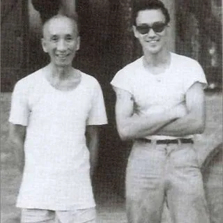 Lý Tiểu Long theo Diệp Vấn từ năm 1953 đến năm 1956. Giai đoạn sau này, sang Mỹ định cư, Lý vẫn thường quay về Hong Kong theo phò phái. Có người nói, đến cùng, Diệp Vấn vẫn chưa thể truyền dạy hết Vịnh Xuân Quyền cho đệ tử nổi tiếng vì khoảng cách địa lý giữa hai người.