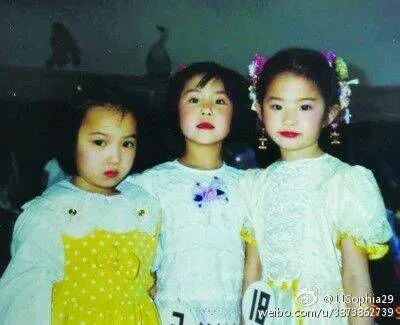 Giữa những người bạn cùng trang lứa, cô bé Lưu Diệc Phi luôn nổi bật. Từ khi còn học mẫu giáo, cô bé thường xuyên có mặt trên sân khấu thiếu nhi. Giữa những người bạn cùng trang lứa, cô bé Lưu Diệc Phi luôn nổi bật.