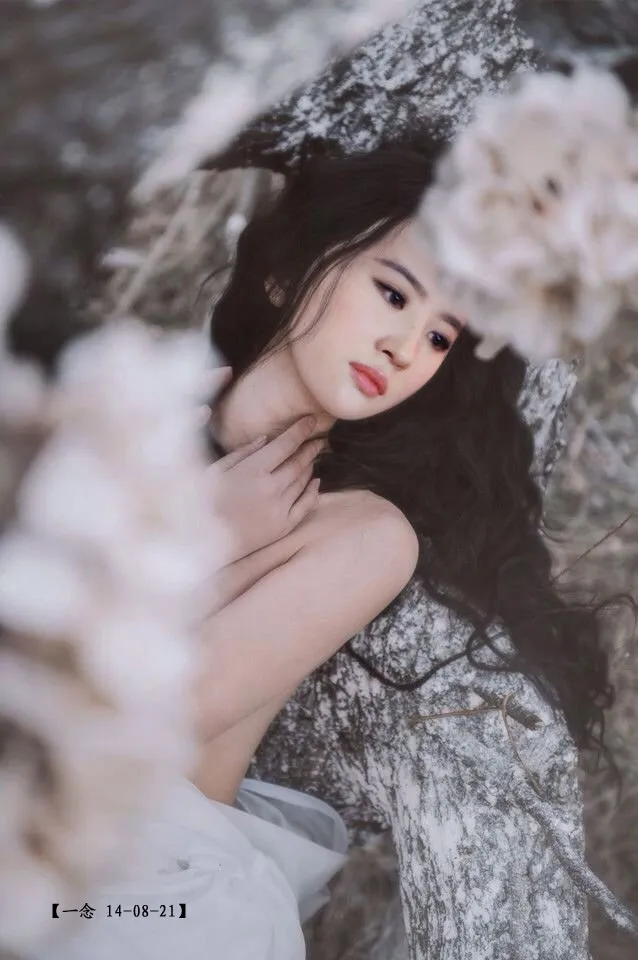 Lưu Diệc Phi với hình ảnh đẹp long lanh, đầy bí ẩn ở tuổi 28. Hơn 10 năm trong ngành giải trí, cô trung thành với hình tượng "thần tiên tỷ tỷ". Lưu Diệc Phi với hình ảnh đẹp long lanh, đầy bí ẩn ở tuổi 28. Hơn 10 năm trong ngành giải trí, cô trung thành với hình tượng Thần tiên tỷ tỷ.