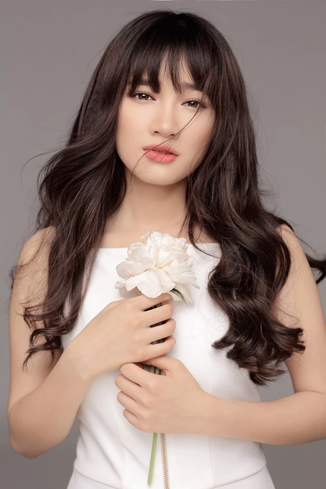 Nhã Phương lớn lên từ gánh hàng rong của mẹ