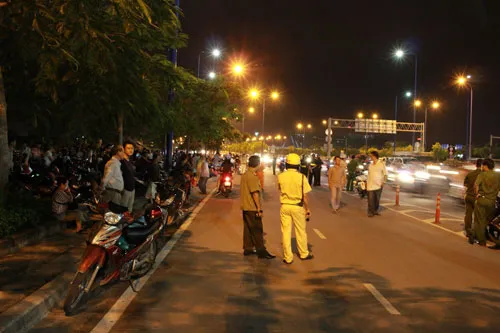 TP.HCM: Người dân háo hức xem pháo hoa ảnh 13 TP.HCM: Người dân háo hức xem pháo hoa ảnh 13