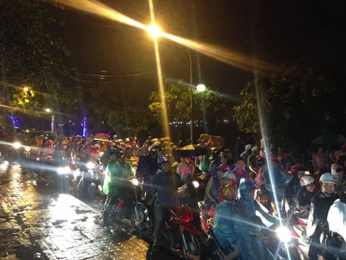 Hà Nội: Người dân đội mưa đi xem pháo hoa ảnh 5