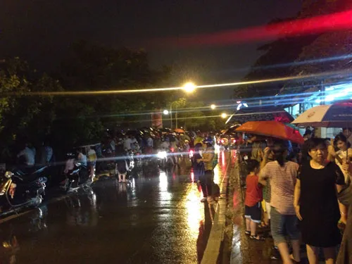 Hà Nội: Người dân đội mưa đi xem pháo hoa ảnh 4